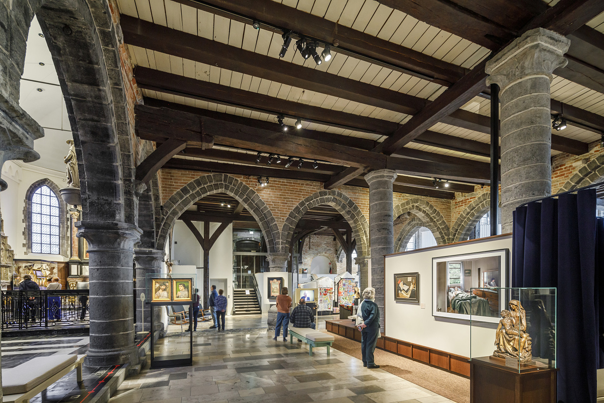 ERCO LED spotlights illuminate art at the Sint-Janshospitaal Museum, Bruges.