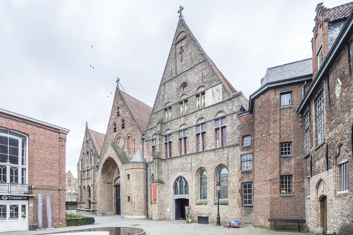 Sint-Janshospitaal Museum in Bruges, showcasing flexible ERCO LED lighting in a historic building.