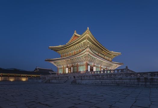 Illuminated Gyeongbokgung Palace: Cultural landmark enhanced by outdoor ERCO lighting.