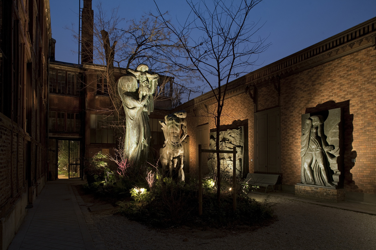 Illuminated sculpture garden with ERCO outdoor lighting for cultural museum experiences.