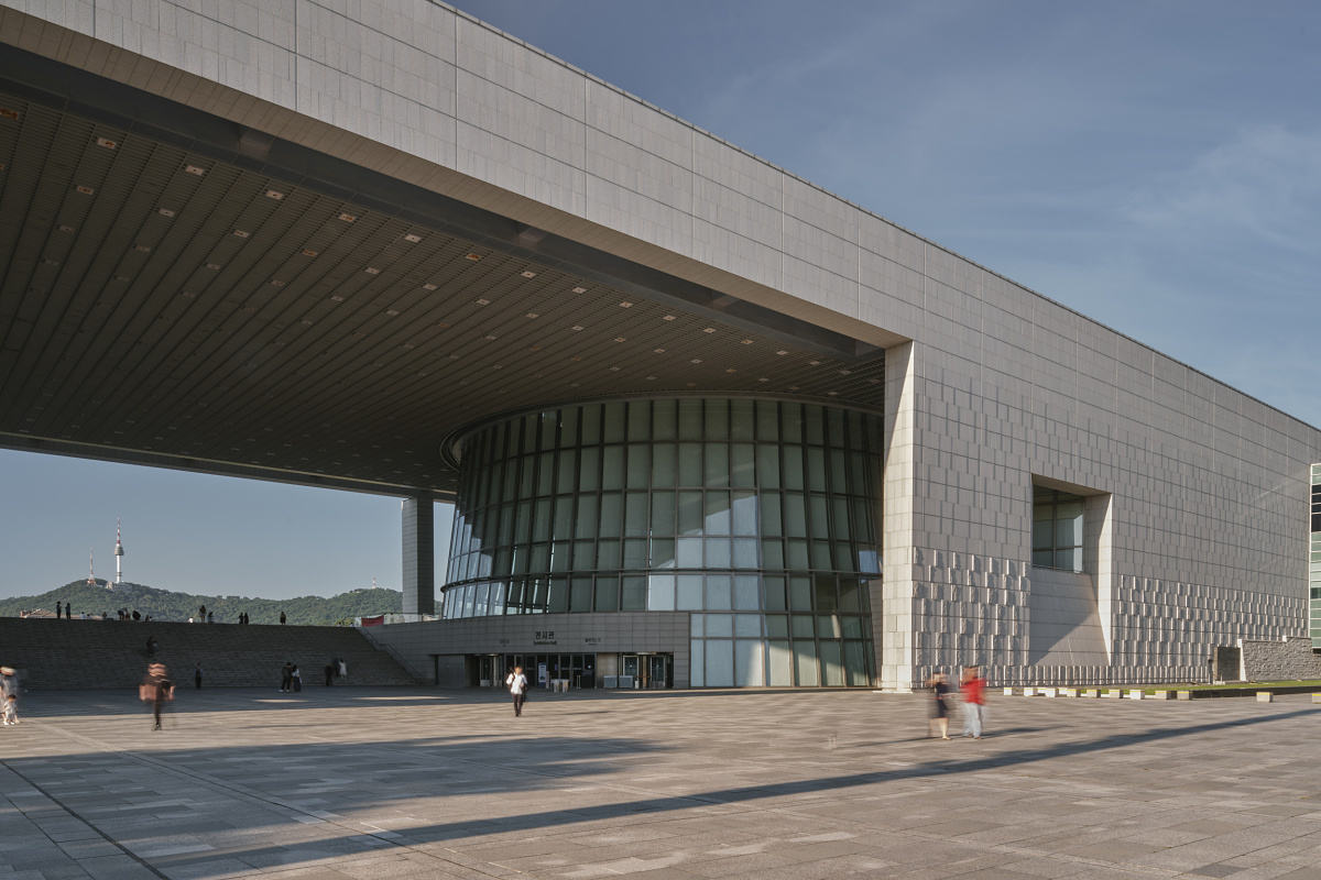 National Museum of Korea in Seoul featuring ERCO LED lighting.