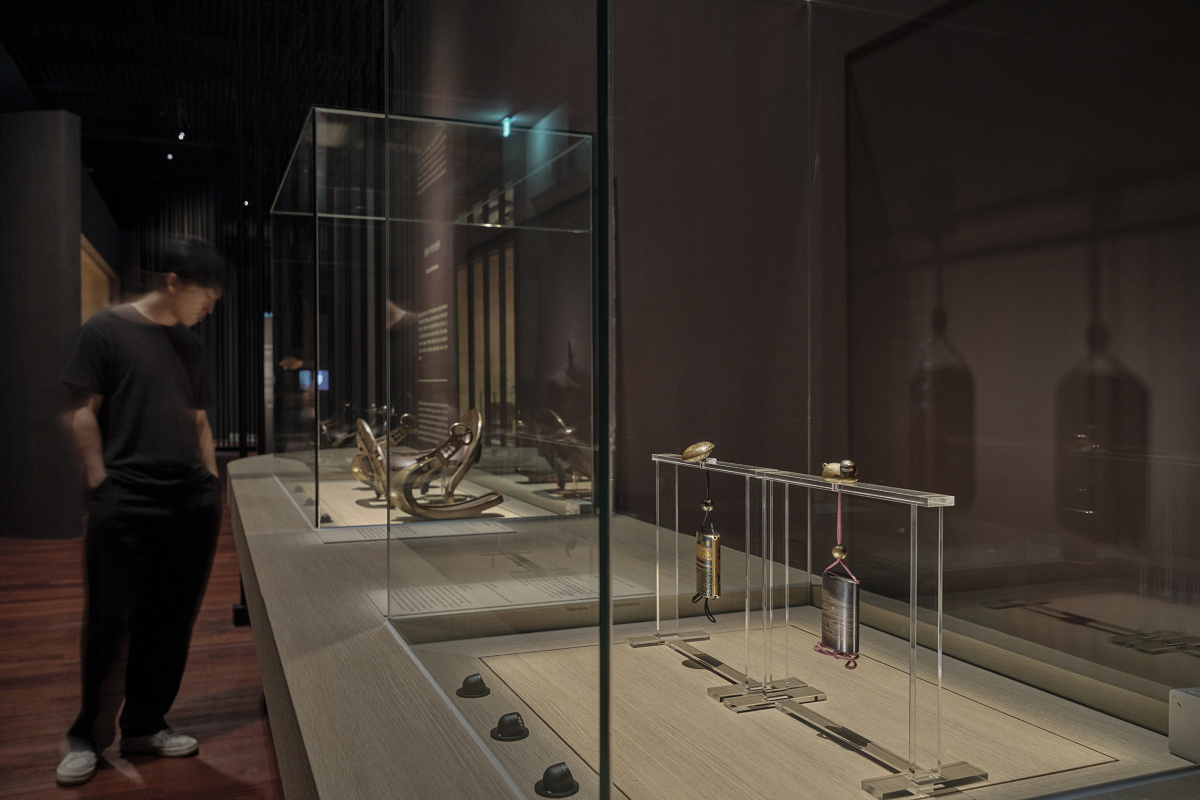 ERCO Axis showcase lighting illuminating lacquerware at the National Museum of Korea.