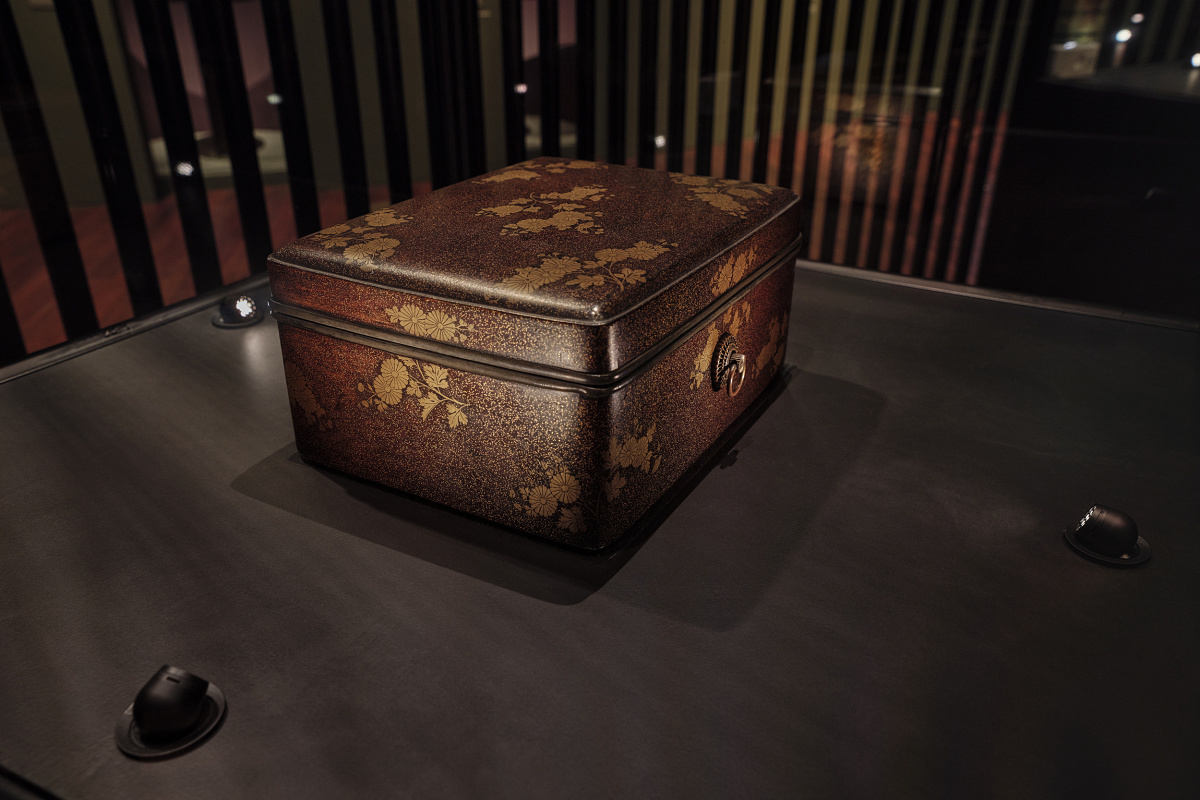 Lacquerware box at the National Museum of Korea, illuminated by ERCO Axis showcase lighting.