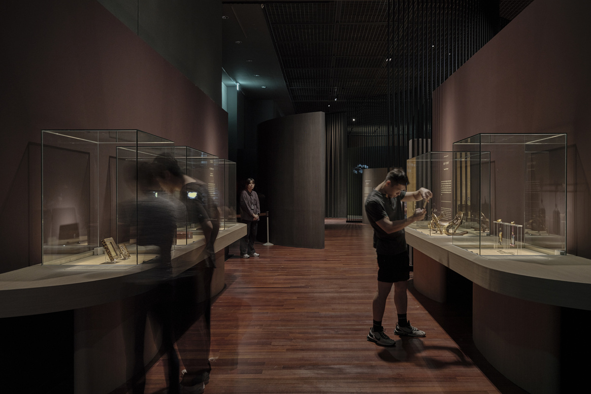 ERCO Axis showcase lighting at the National Museum of Korea for lacquerware exhibit.