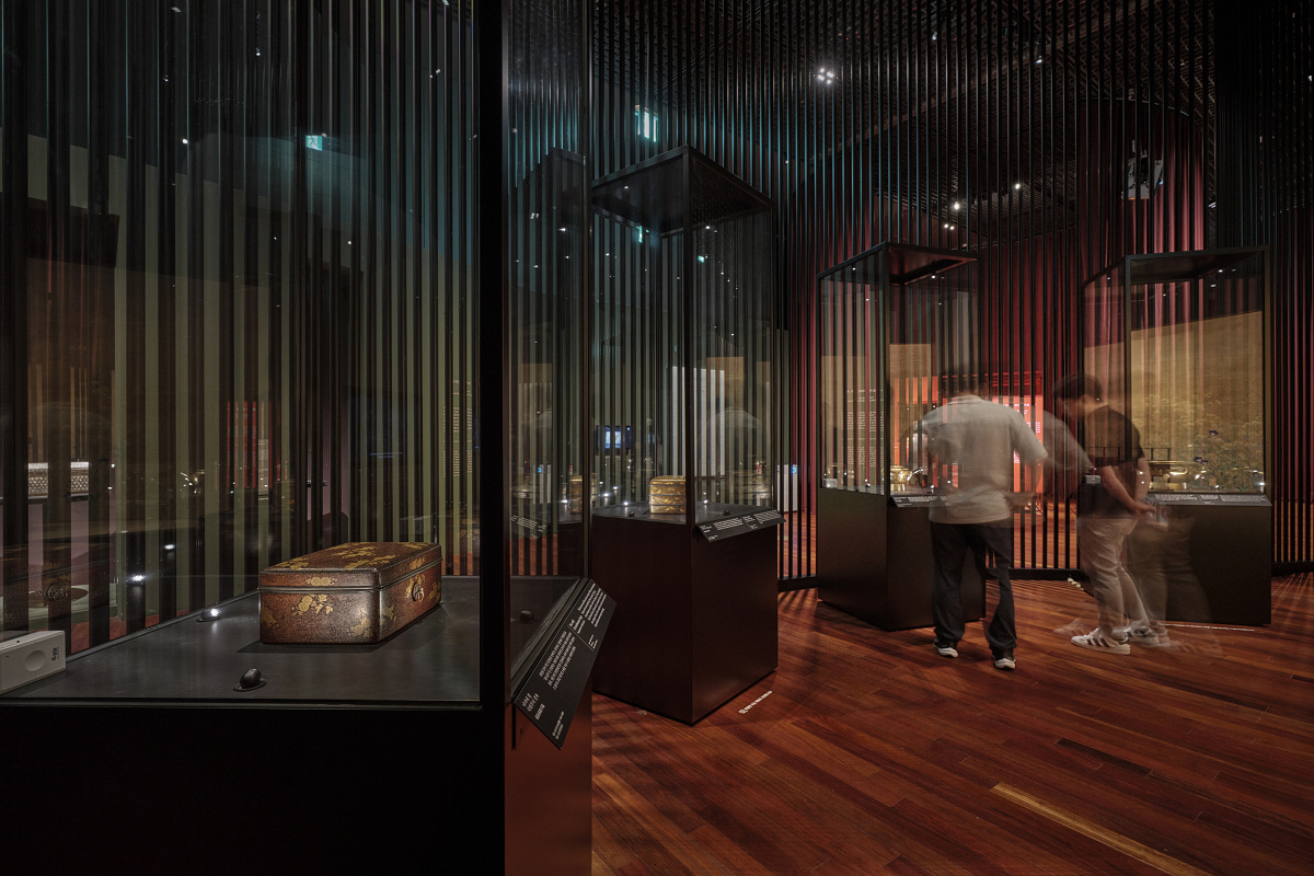 Lacquerware in display cases illuminated by ERCO Axis spotlights at the National Museum of Korea.