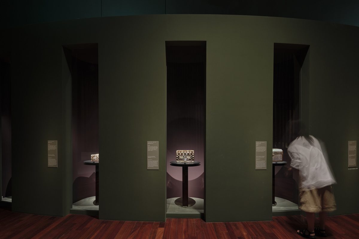 ERCO Axis showcase lighting illuminating lacquerware at the National Museum of Korea.