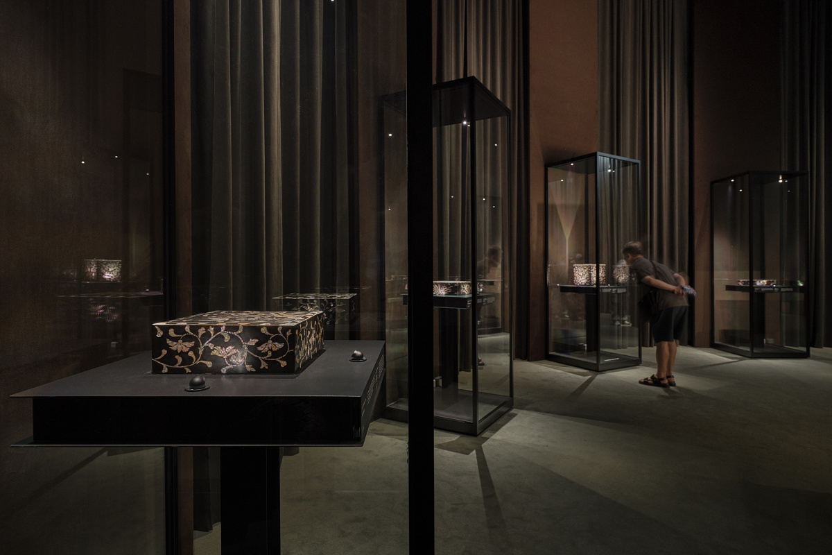 Axis showcase at the National Museum of Korea, highlighting lacquerware with ERCO LED lighting.