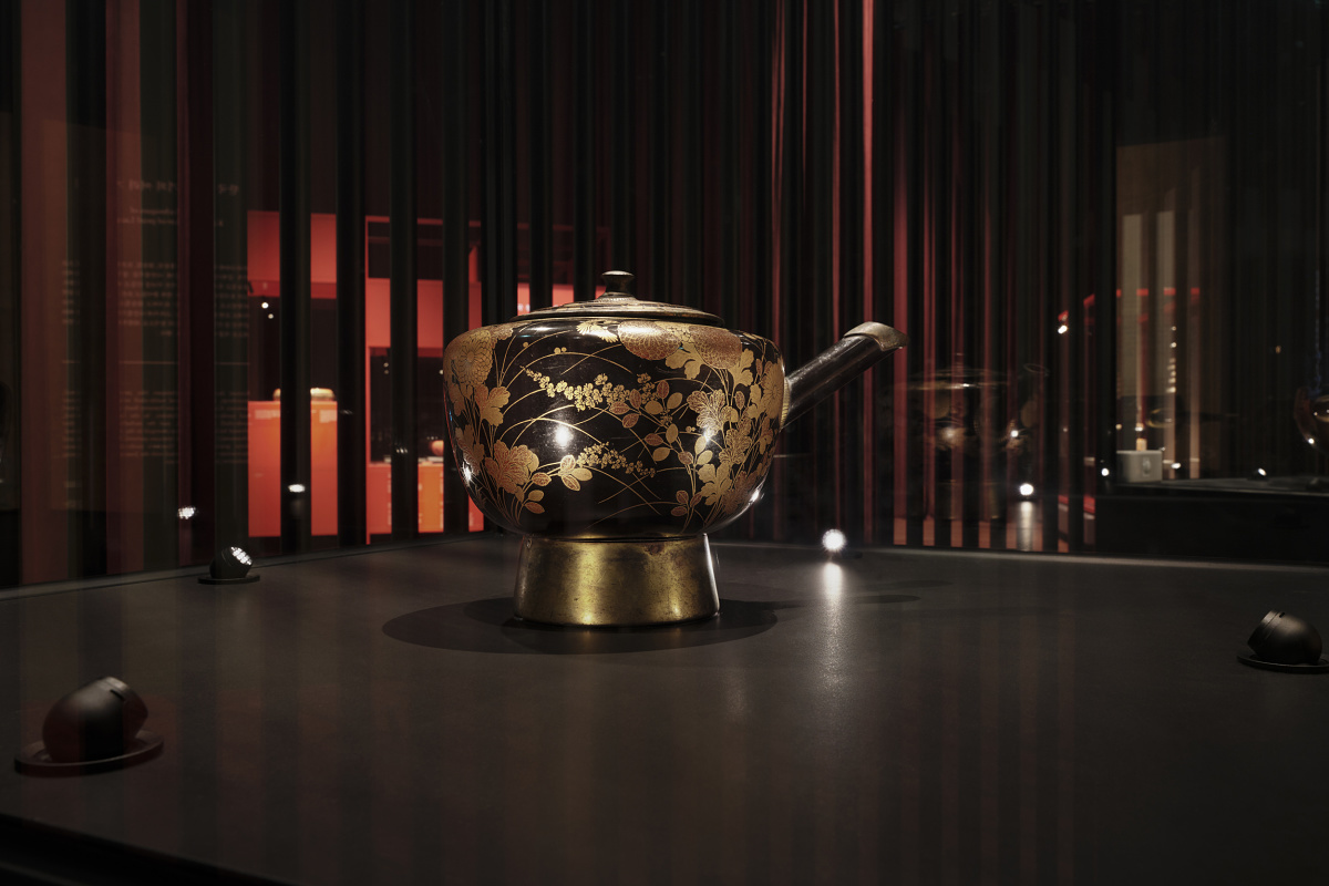 Lacquerware exhibit at the National Museum of Korea, illuminated by ERCO Axis showcase lighting.