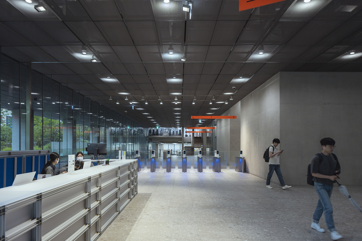 ERCO LED lighting at NAVER 1784, South Korea: Bright, flexible office lighting with Stella spotlights in the lobby.