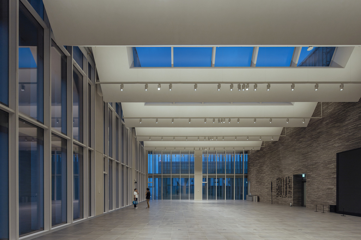 ERCO Stella spotlights illuminate the atrium of NAVER 1784 in Pangyo, South Korea, creating an inviting atmosphere.