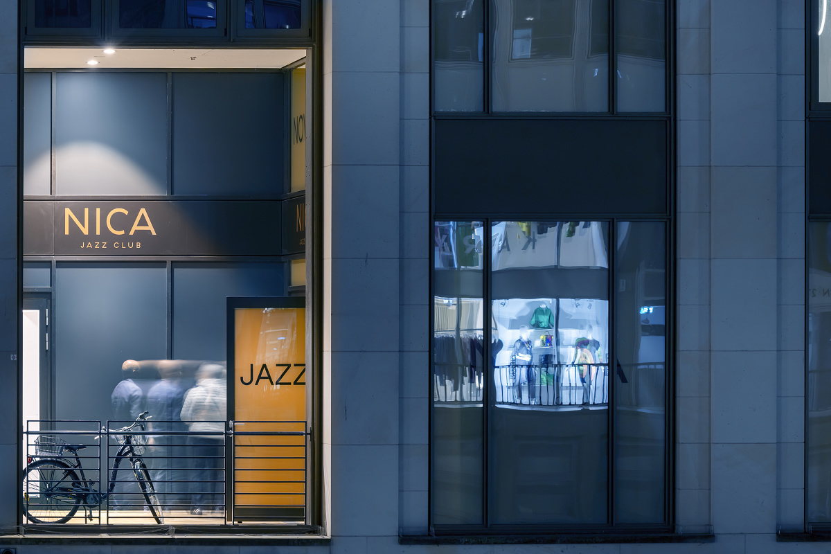 NICA Jazz Club in Hamburg, illuminated by ERCO Optec New spotlights for vibrant jazz evenings.