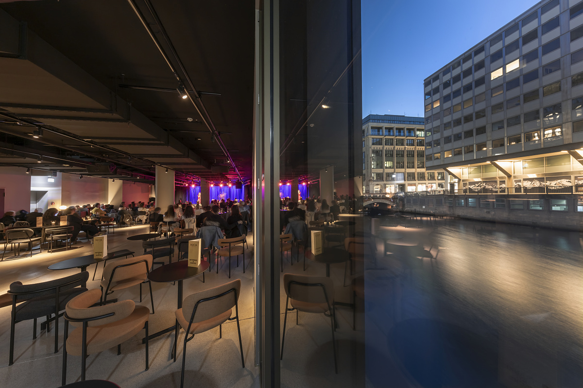 Interior of NICA Jazz Club in Hamburg, featuring ERCO lighting for vibrant jazz evenings.
