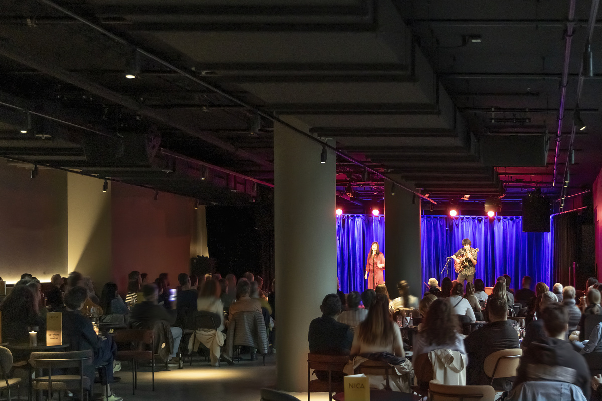 Jazz concert at NICA Jazz Club, Hamburg, illuminated by ERCO Optec New spotlights for an intimate atmosphere.