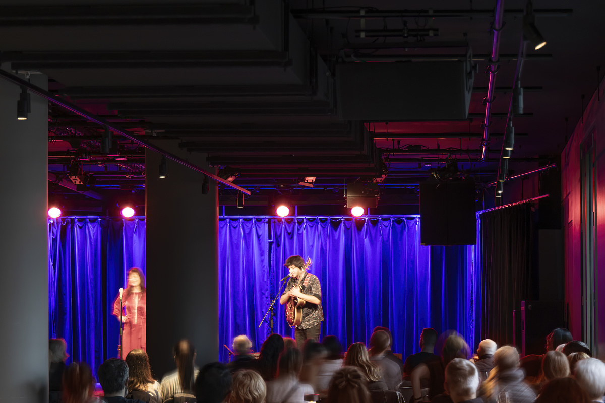 Jazz concert at NICA Jazz Club, Hamburg, illuminated by ERCO Optec New spotlights for an intimate atmosphere.