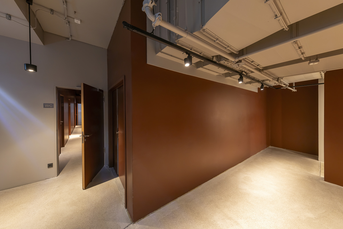 ERCO Optec New spotlights on track lighting in Hamburgs NICA Jazz Club, providing focused, glare-free illumination.