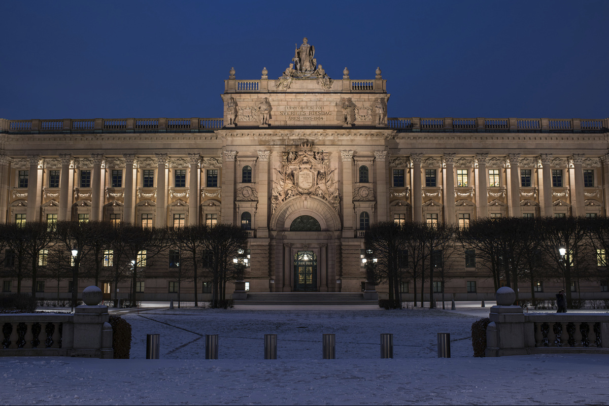 Stockholm Parliament building illuminated with ERCO Beamer projectors and Tesis in-ground luminaires.