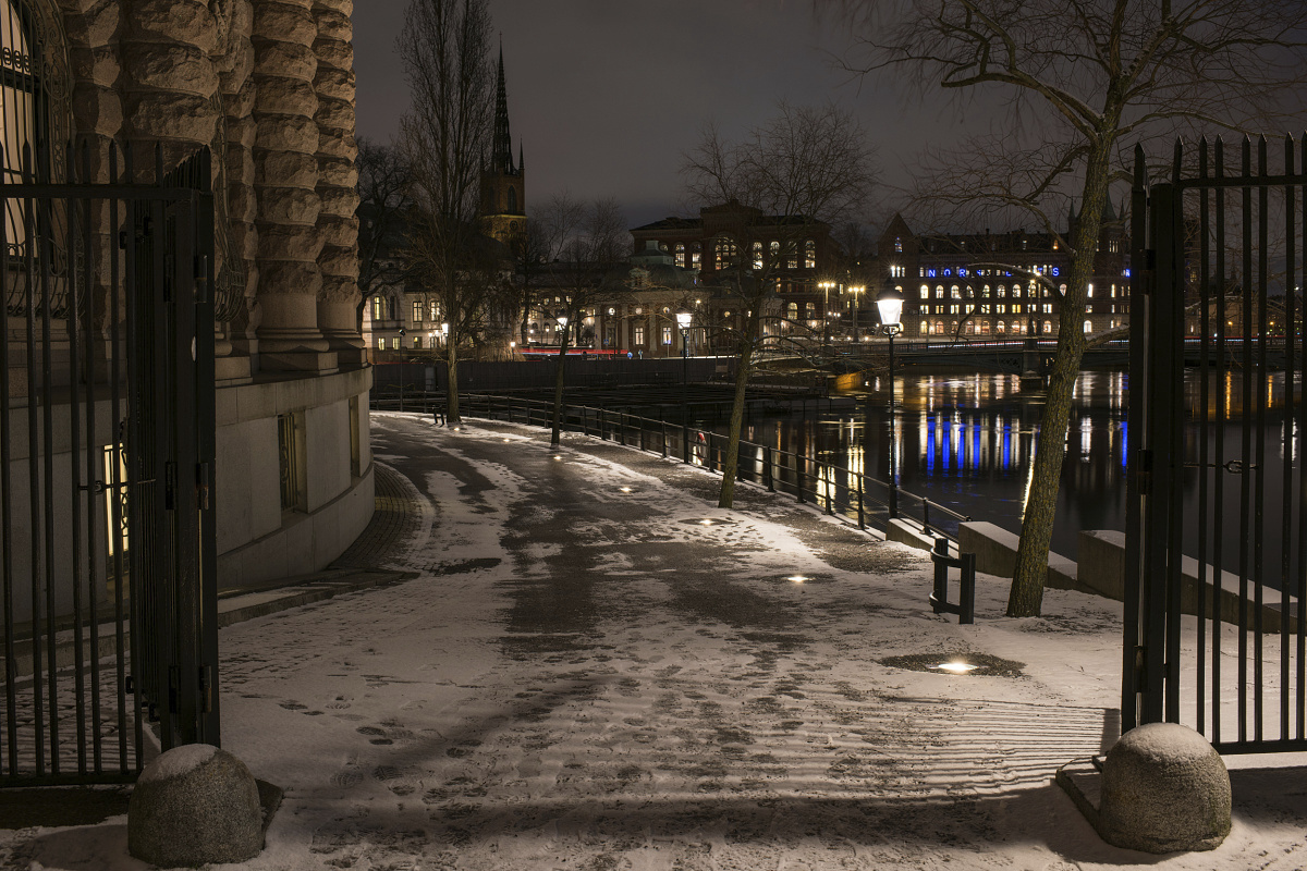 Illuminated pathway at Stockholms Parliament with ERCO Tesis in-ground lights for safety and orientation.