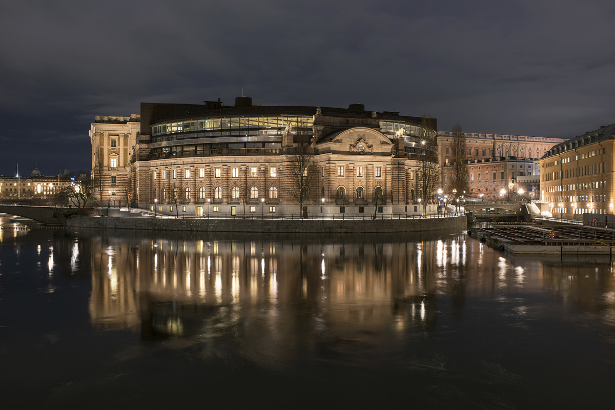 Illuminated Stockholm Parliament building with ERCO LED outdoor lighting.