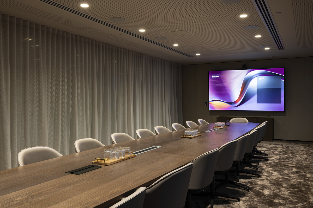 Conference room featuring ERCO downlights for optimal lighting.