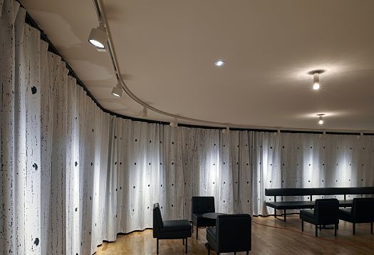 ERCO LED lighting in Düsseldorfs Schauspielhaus, featuring custom adjusted spotlights.