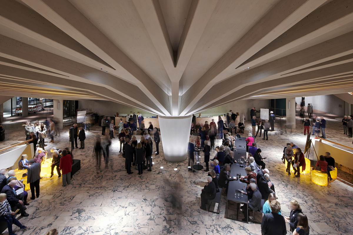 Schauspielhaus Düsseldorf foyer with ERCO LED lighting and visitors.