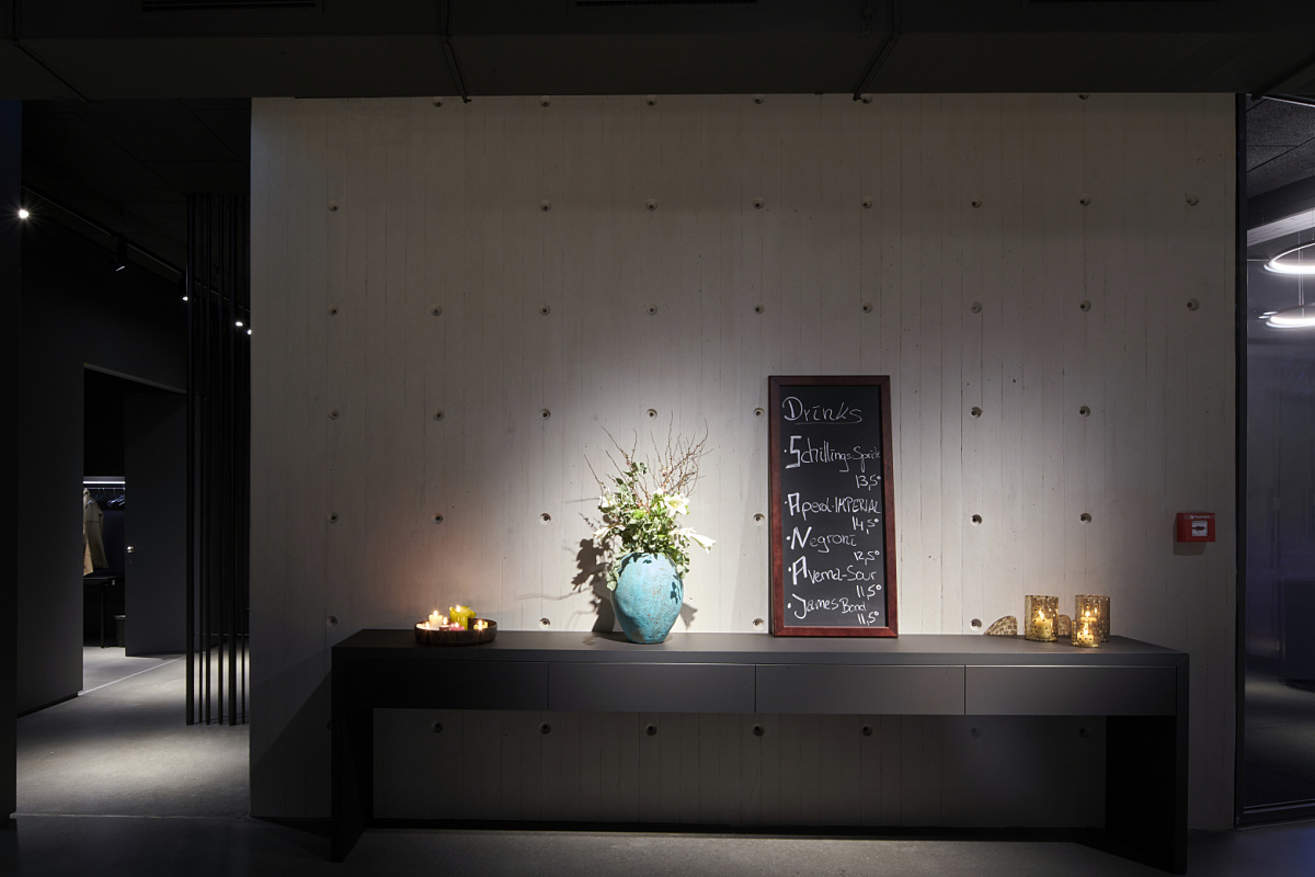Schauspielhaus Düsseldorf: Illuminated bar area with drink menu and vase, part of ERCO's LED relighting solution.