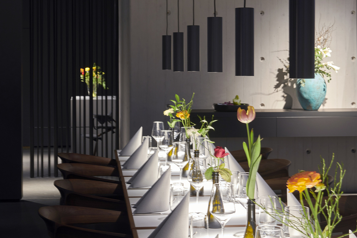 ERCO LED lighting above a set table in the Schauspielhaus Düsseldorf.