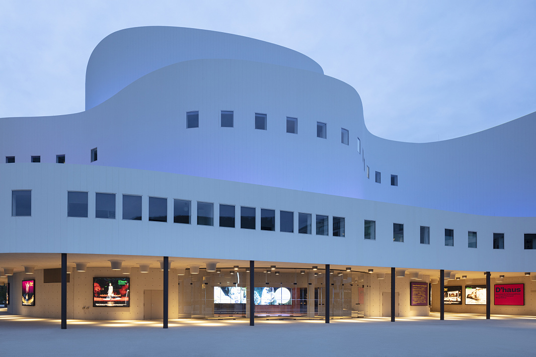 Schauspielhaus Düsseldorfs relighting with ERCO LEDs in a listed building.