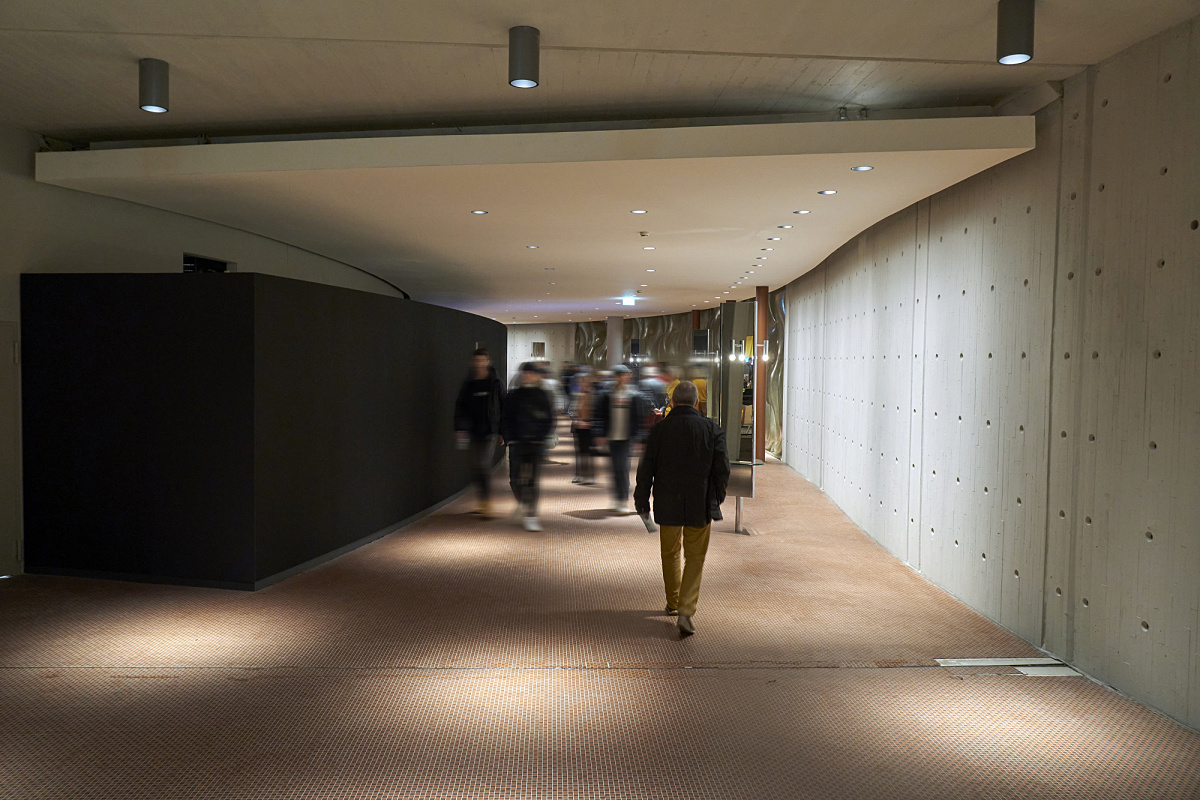 ERCO LED lighting in Düsseldorf's Schauspielhaus, hallway with ceiling lights.