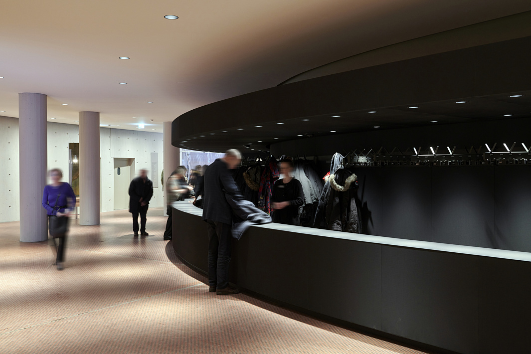 ERCO LED lighting at Schauspielhaus Düsseldorf: Cloakroom with Kona spotlights and warm white light.