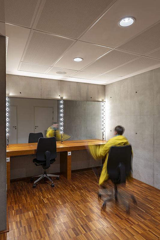 ERCO LED lighting in the Ferry Porsche Congress Center: Dressing room with mirror and LED lights for better energy efficiency.