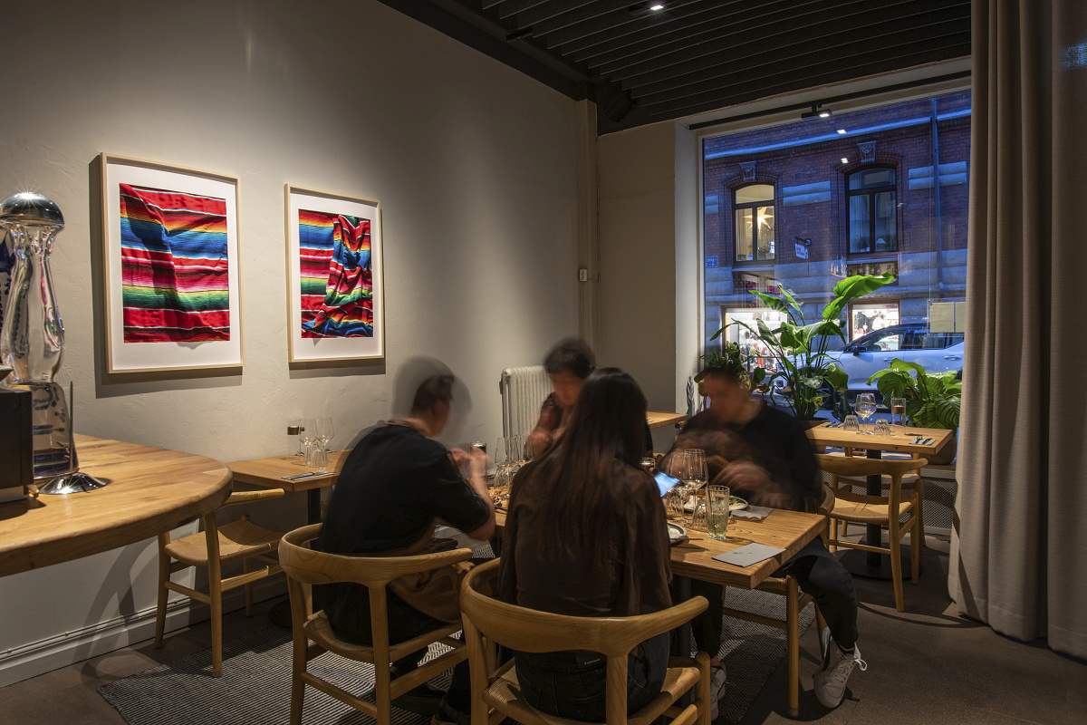 Restaurant Tizne in Gothenburg illuminated by ERCO Opton spotlights, creating a warm atmosphere.