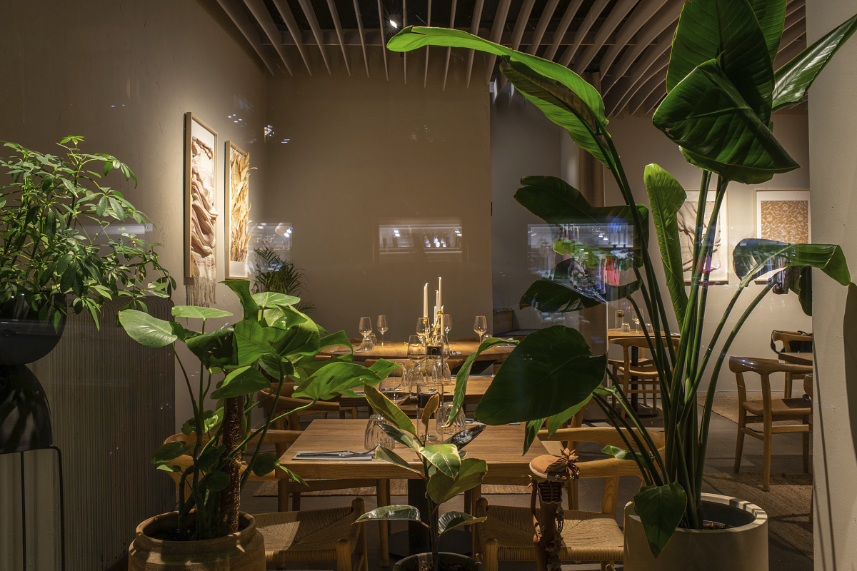 Restaurant Tizne in Gothenburg, Sweden, illuminated by ERCO Opton spotlights for a warm, inviting ambiance.