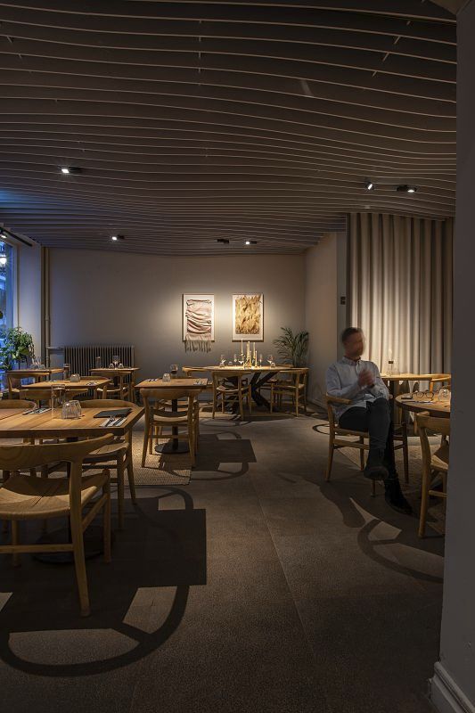 Restaurant Tizne in Gothenburg, illuminated by ERCO Opton spotlights for a warm ambiance.