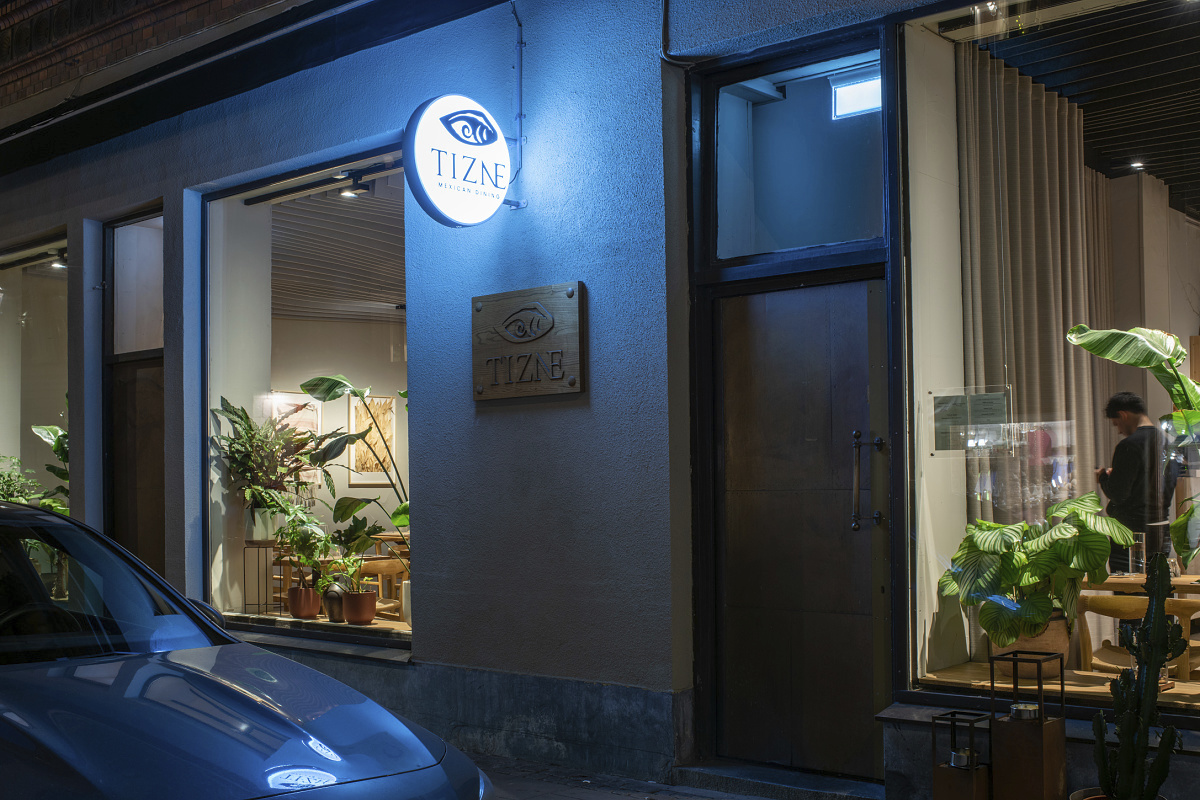 Restaurant Tizne in Gothenburg illuminated by ERCO Opton spotlights, creating a warm ambiance.