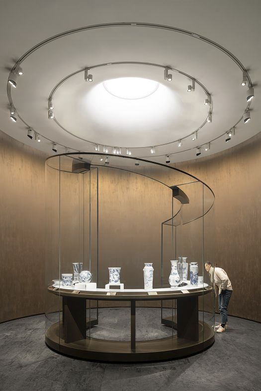 ERCO LED spotlights illuminate porcelain exhibits at Shanghai Museum East, precise lighting for glare-free viewing.