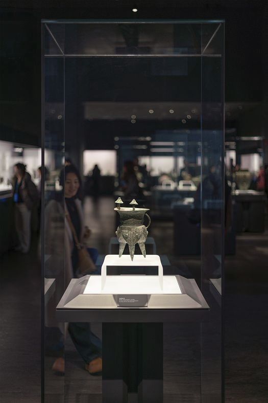 Bronze vessel at Shanghai Museum East, illuminated by ERCO spotlights for optimal detail.