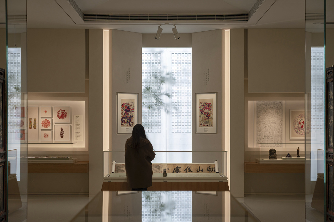 Visitor at Shanghai Museum East views calligraphy, illuminated by ERCO spotlights for optimal preservation.