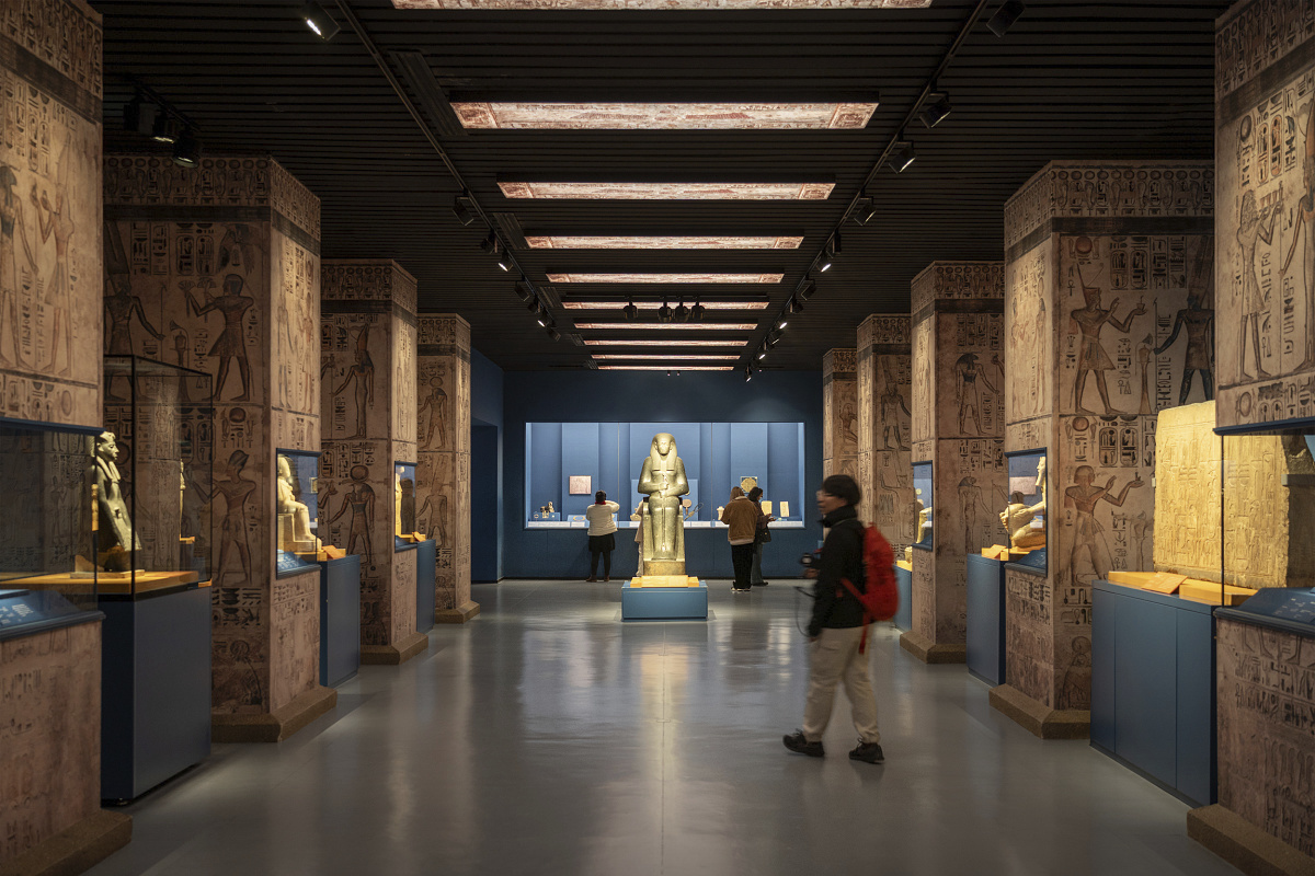 ERCO LED lighting at Shanghai Museums Egypt Exhibition, featuring Parscan spotlights and Axis showcase lighting.
