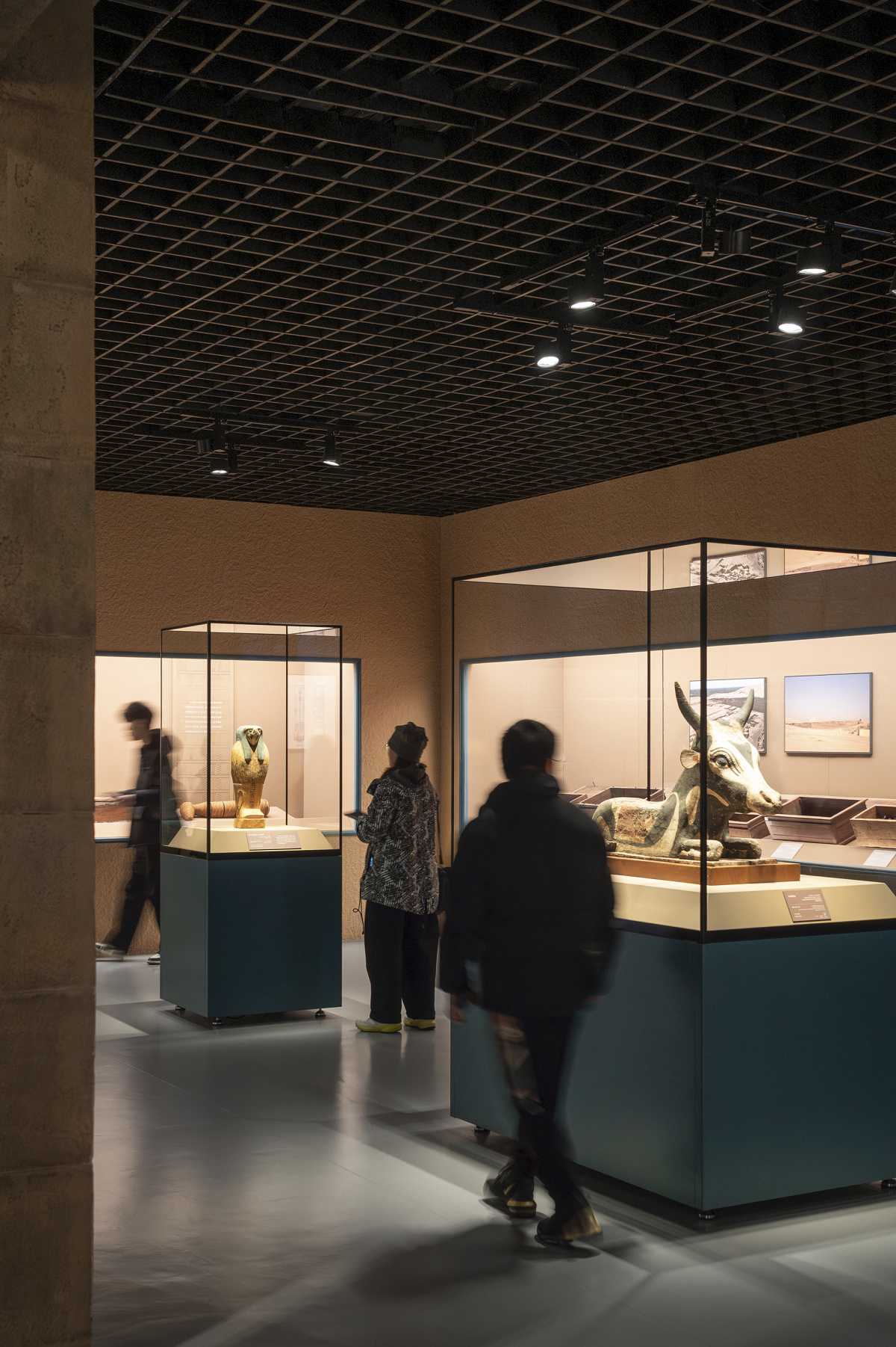 ERCO LED lighting at Shanghai Museum: Visitors view ancient Egyptian artifacts in display cases.