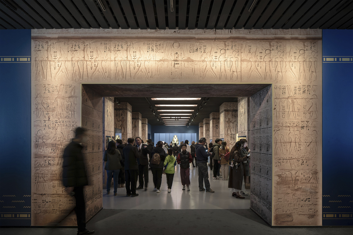 Shanghai Museums Egypt exhibit, illuminated by ERCO LED lighting.
