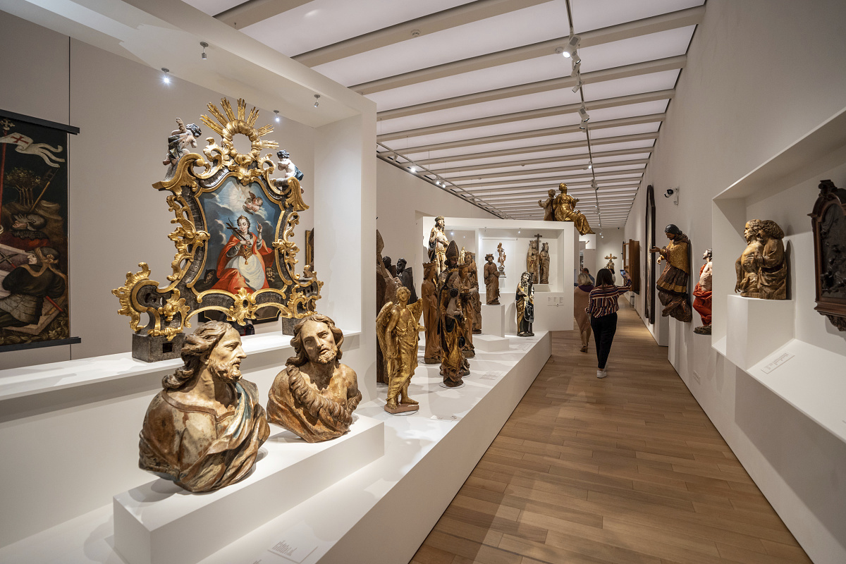 ERCO Eclipse spotlights illuminate art in the Slovak National Gallery, Bratislava.