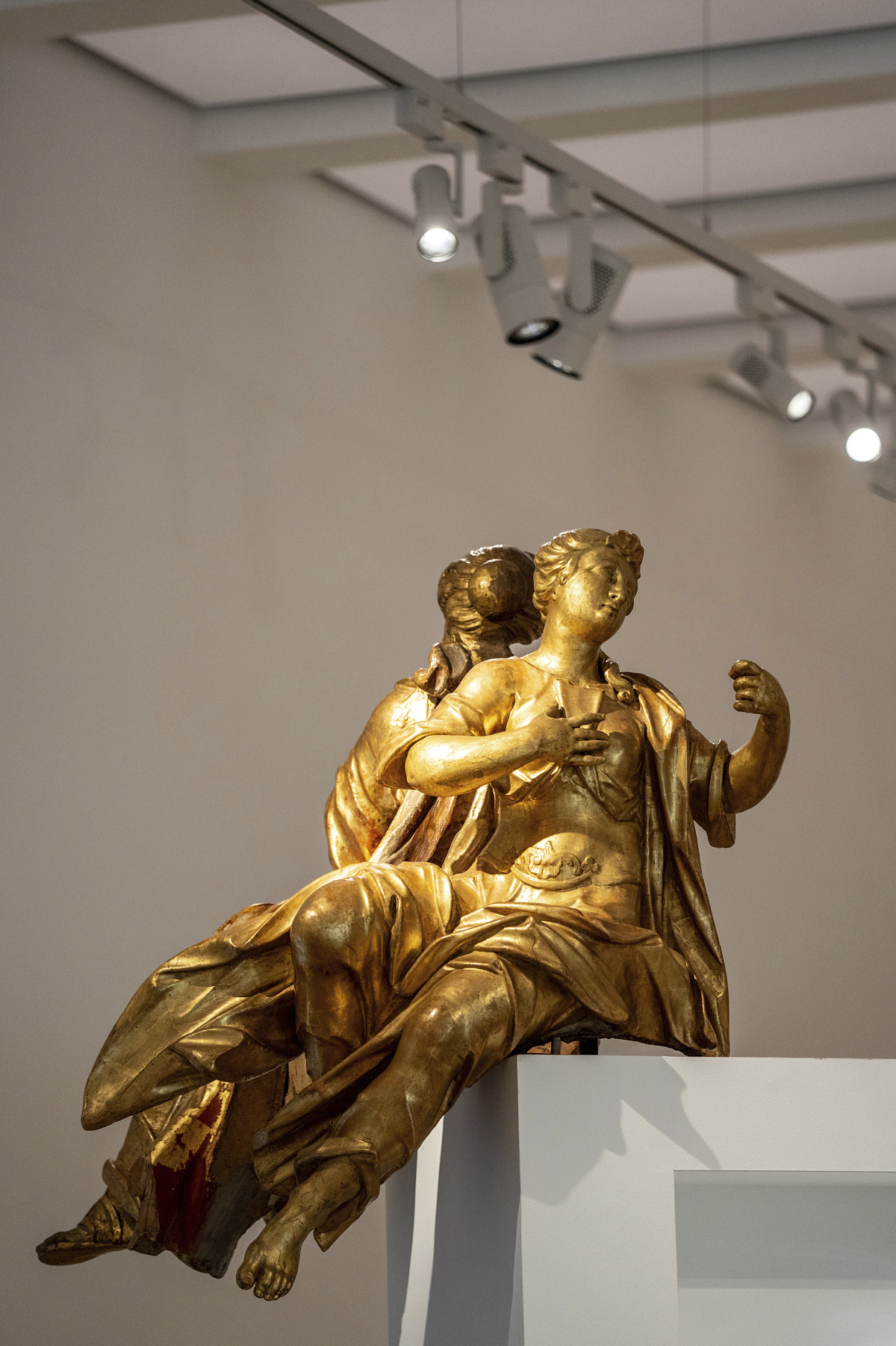 Gilded sculpture illuminated by ERCO Eclipse spotlights in the Slovak National Gallery.