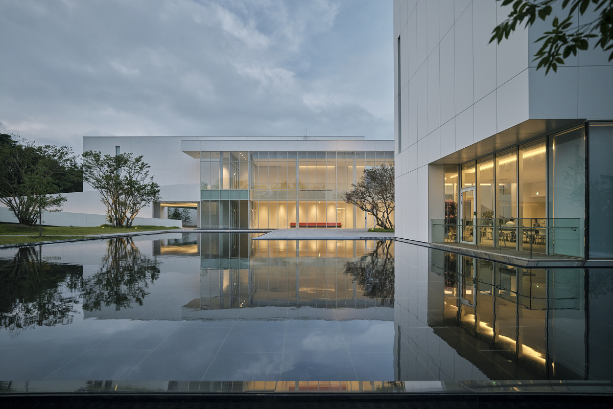 Sorol Art Museum in Gangneung, featuring ERCO LED lighting reflected in water.