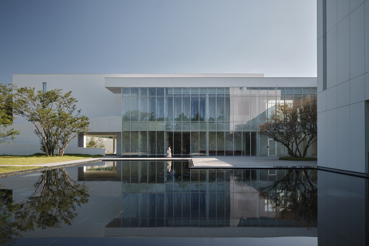 Sorol Art Museum in Gangneung: ERCO lighting enhances the architecture with wallwashing and general lighting.