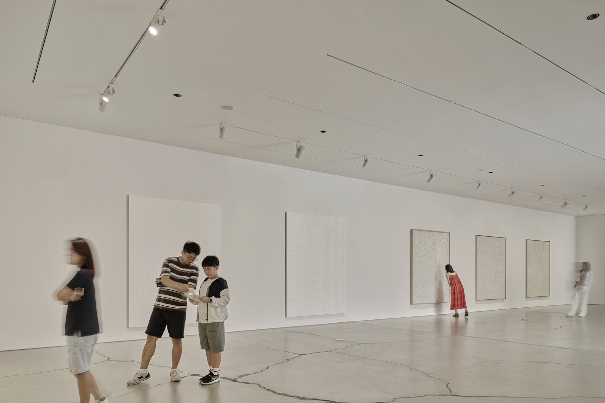 ERCO Eclipse InTrack spotlights illuminate art at Sorol Art Museum, Gangneung.