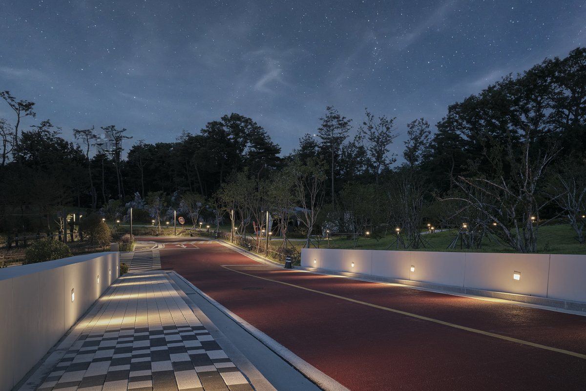 ERCO Lightmark floor washlights illuminate pathways at the Sorol Art Museum at night, preserving the dark sky.