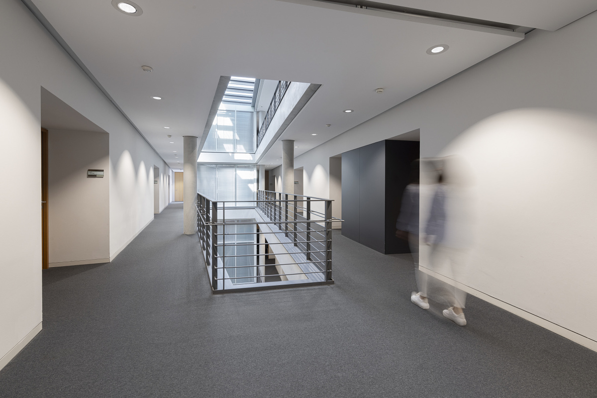 Sparkasse Ulm hallway featuring ERCO Quintessence LED downlights for improved lighting.
