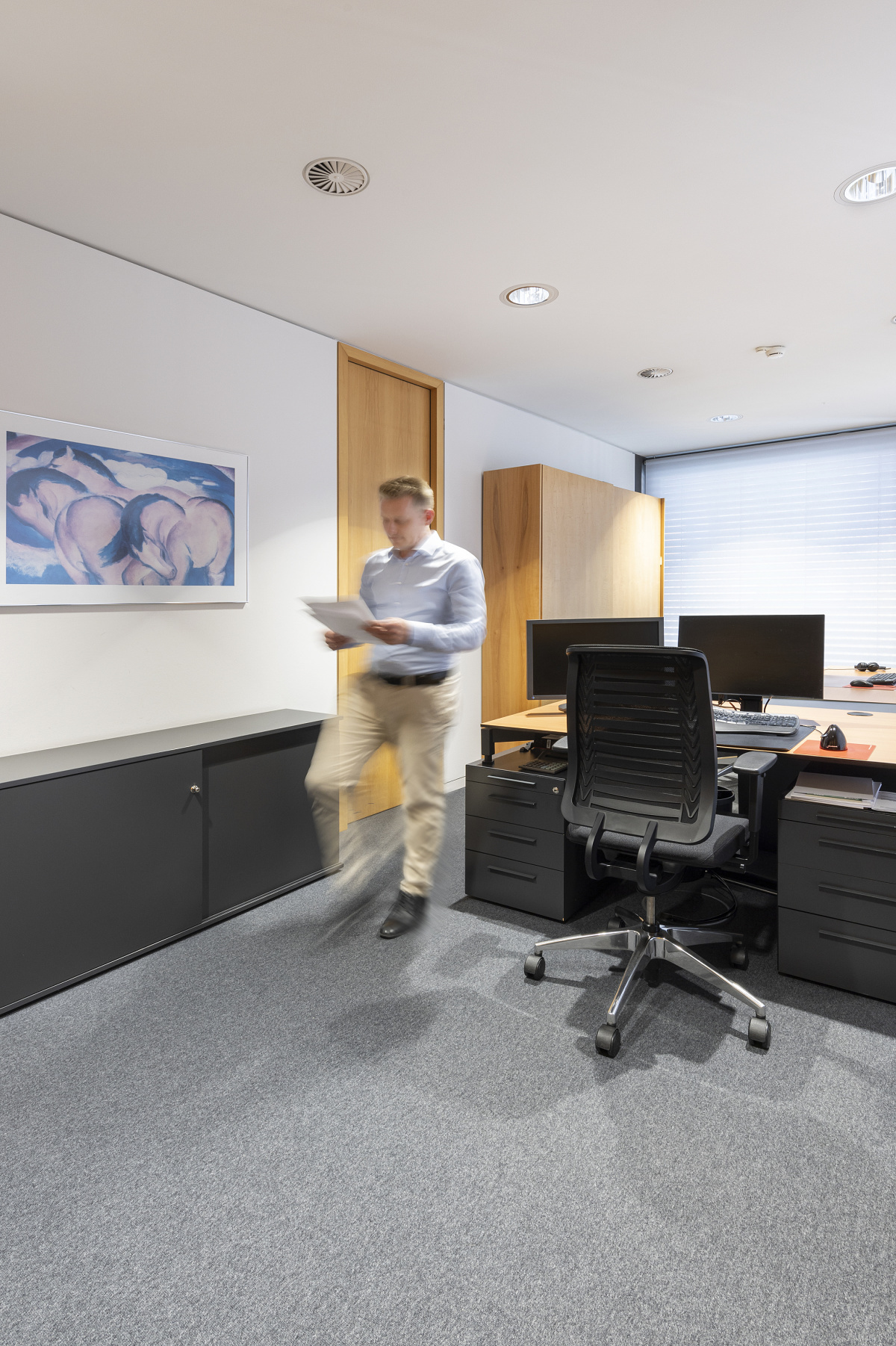 Sparkasse Ulms modern office featuring ERCO LED lighting for high-quality light.