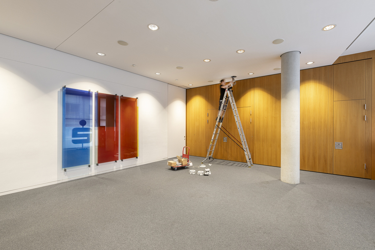 Installing ERCO Quintessence LED downlights at Sparkasse Ulm for better lighting.